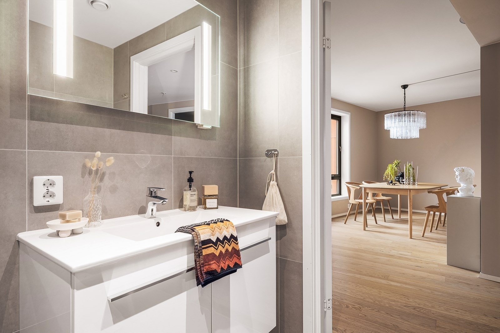 Badet har varme i gulv Galleribilde