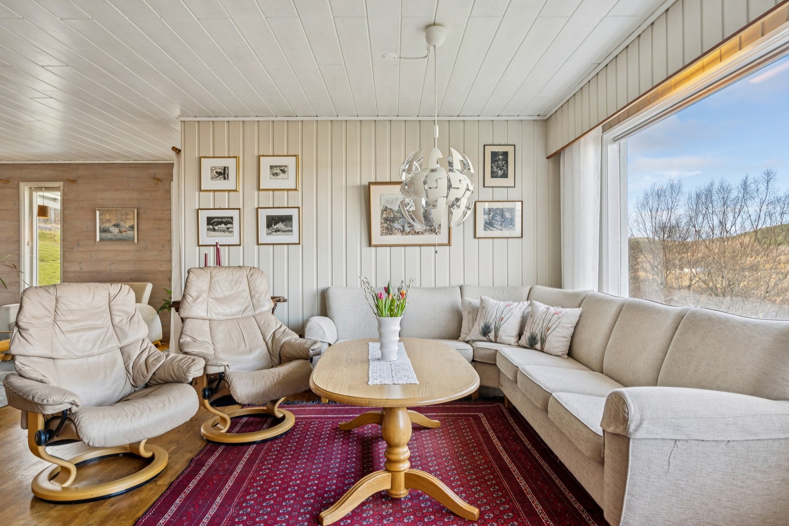 Stuen har parkett på gulvet og en luft-til-luft varmepumpe som supplement til oppvarmingen. Galleribilde