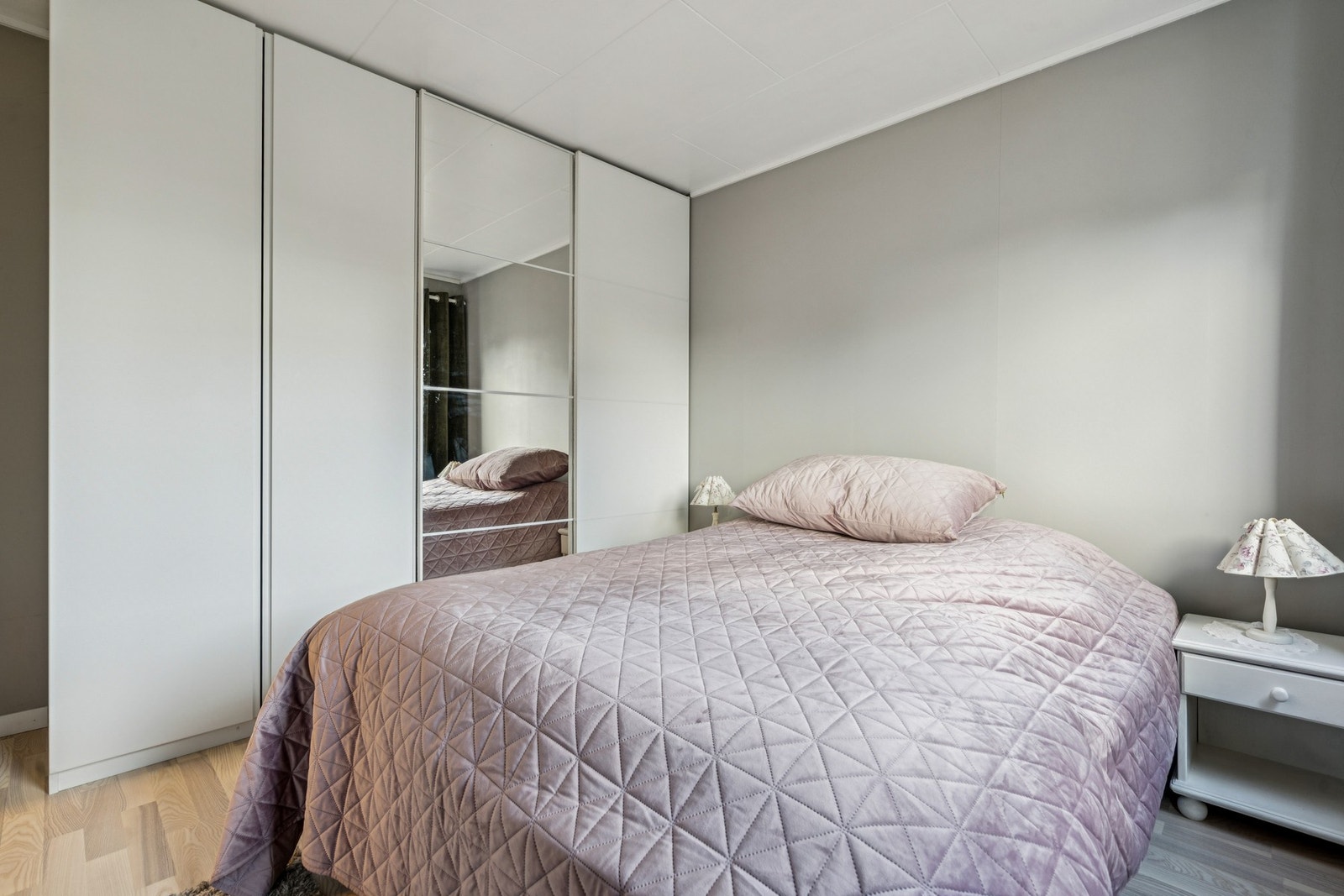 Rommet har en romslig skyvedørsgarderobe med speilfronter. Galleribilde