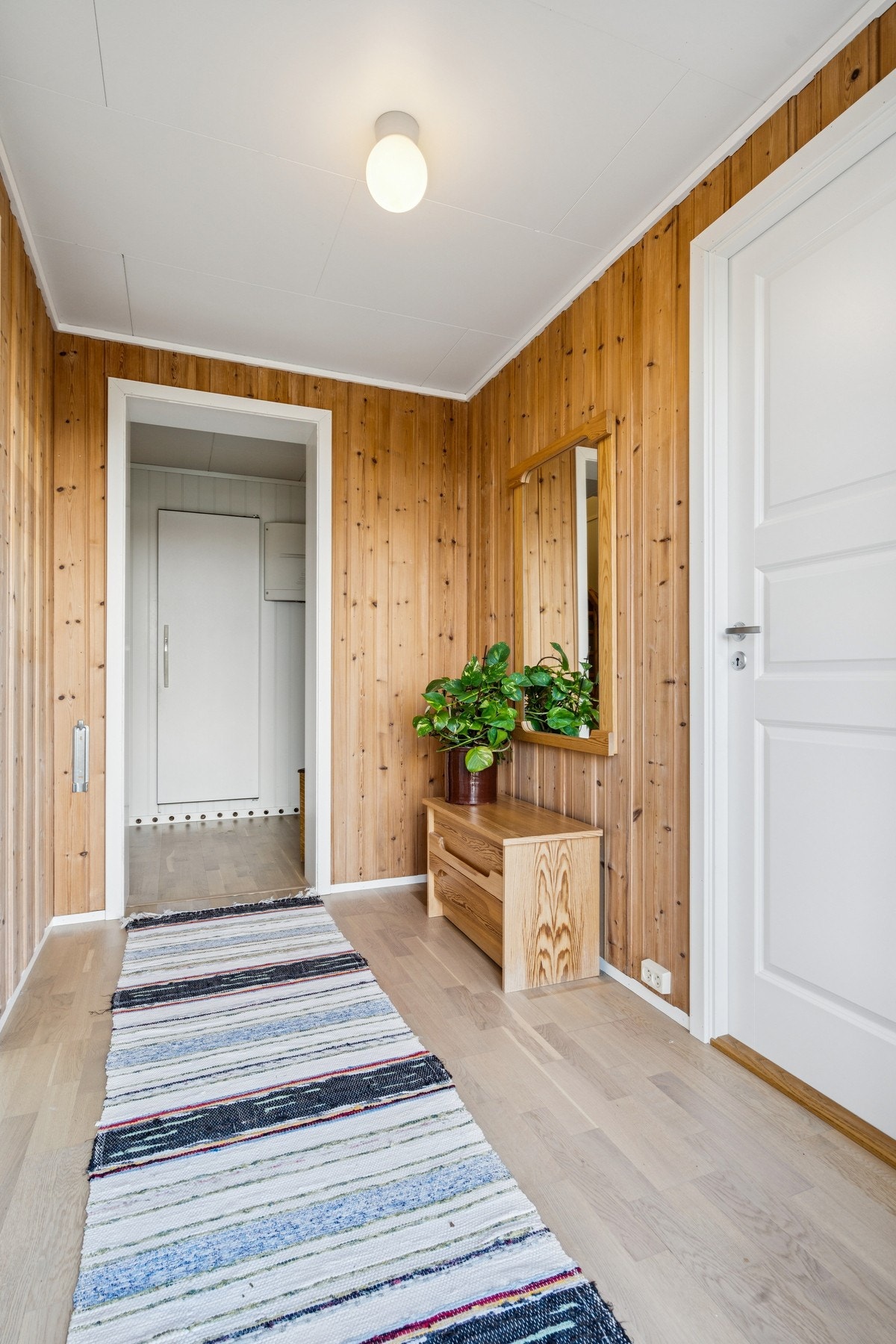 Inngangspartiet i sokkeletasjen har parkettgulv og panel på veggene. Galleribilde