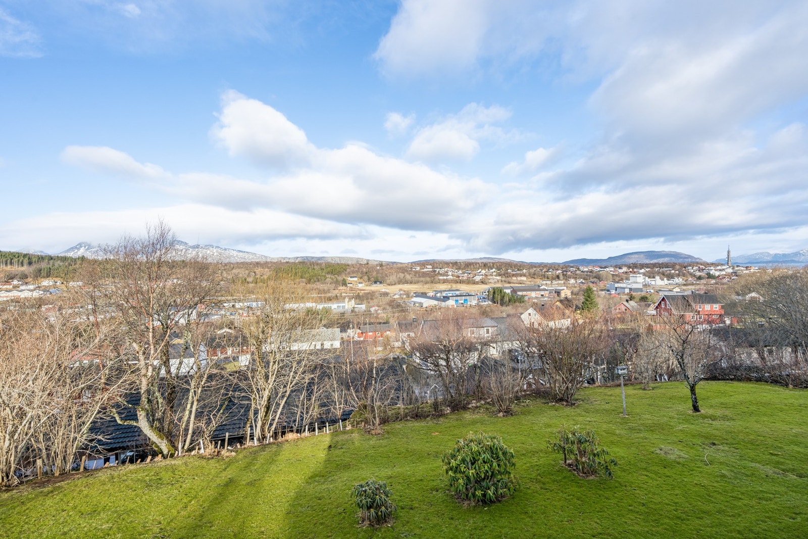 Fra eiendommen har man en vid utsikt over Sandnessjøen og landskapet rundt. Galleribilde