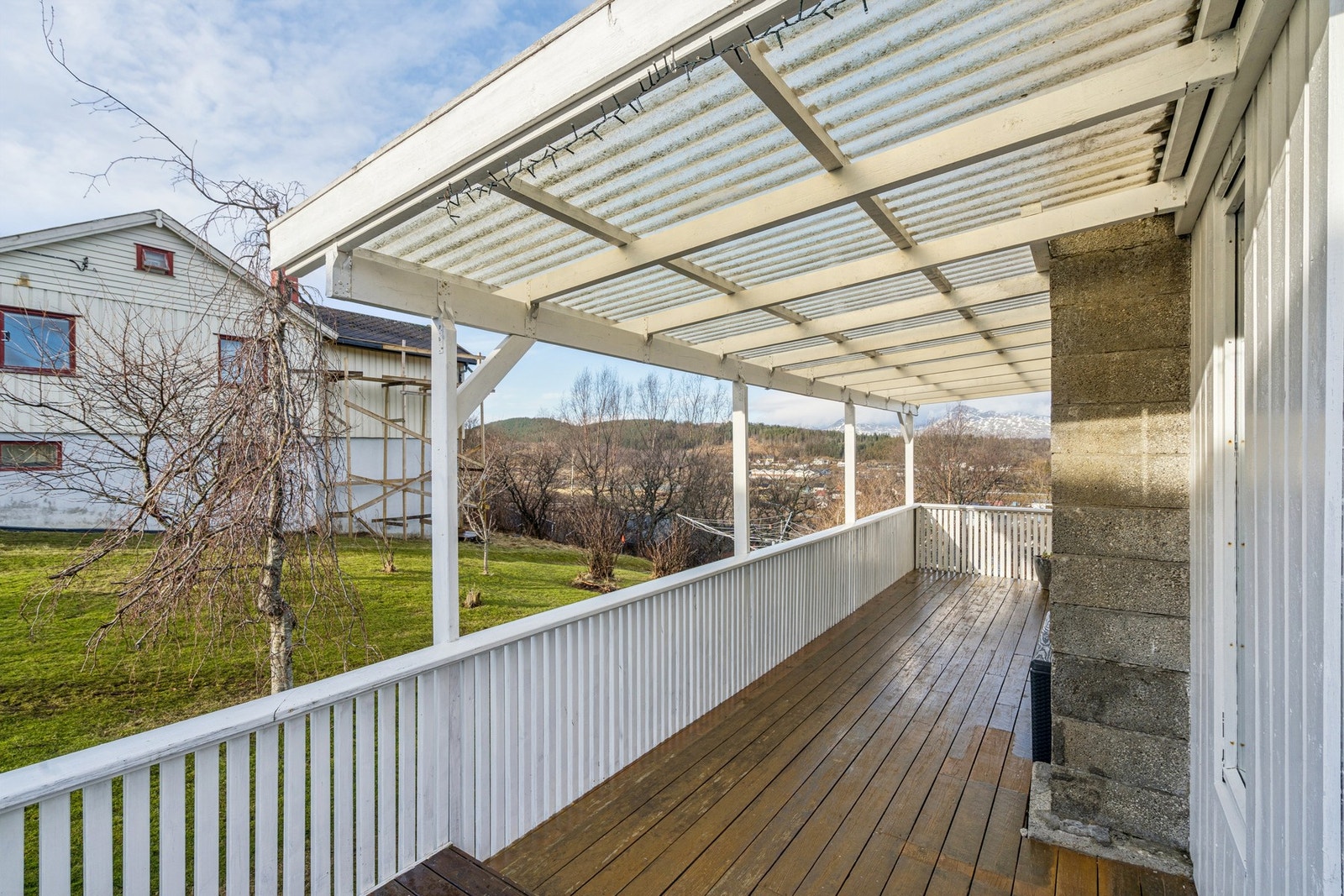 Terrassen strekker seg langs stueveggen og gir en fin forlengelse av boligens oppholdsareal. Galleribilde