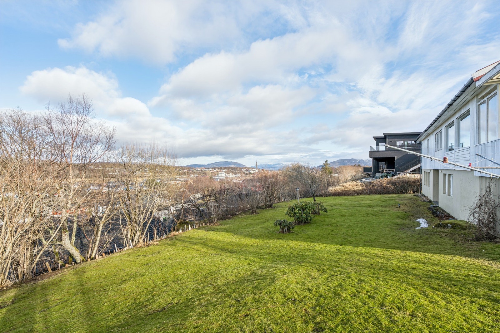 Stor hage med plen som gir gode muligheter for lek og utendørsaktiviteter. Galleribilde