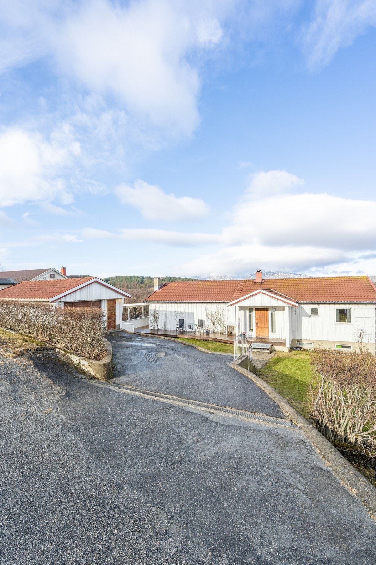 Asfaltert innkjørsel med god plass til parkering på egen tomt. Galleribilde