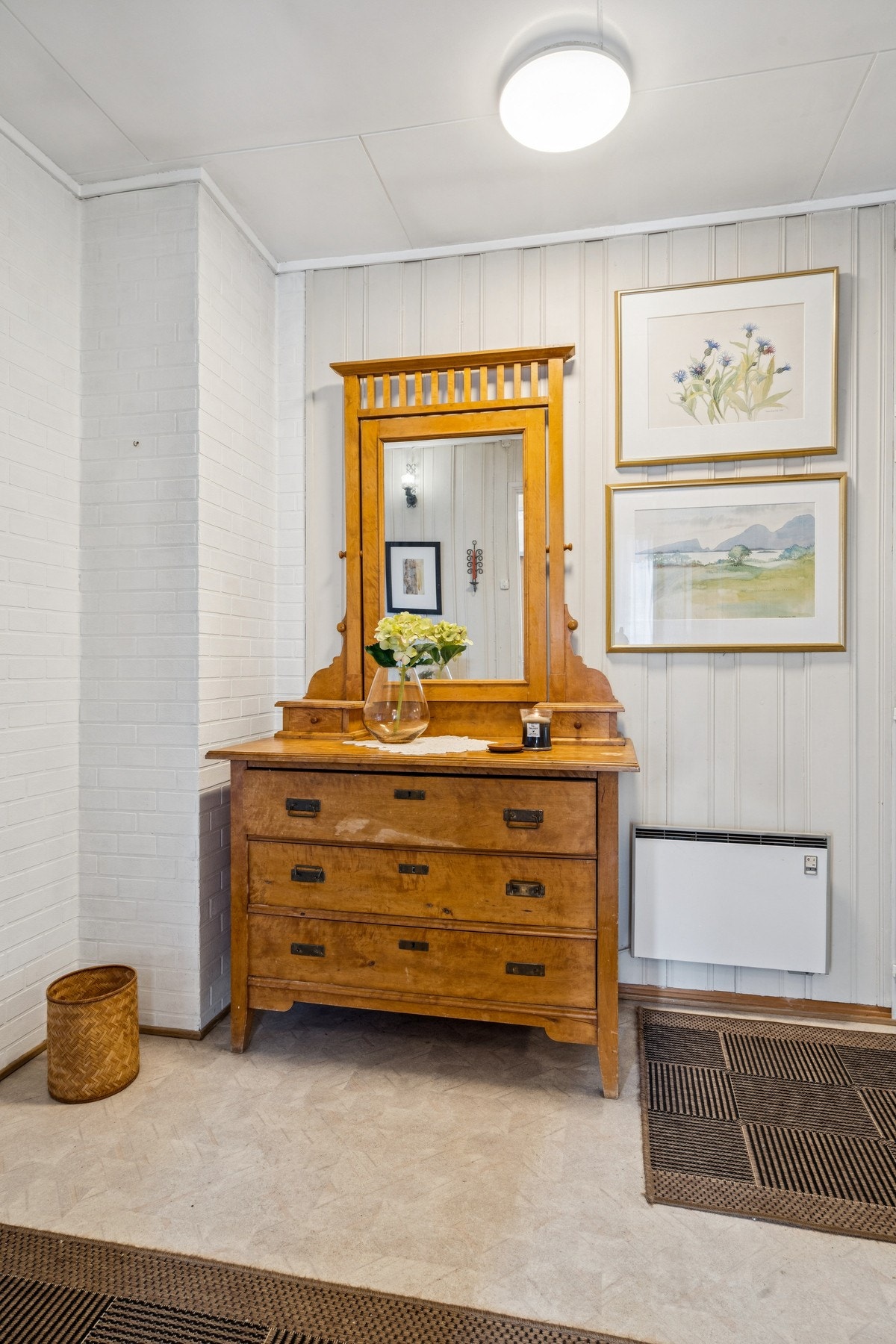 Fra mellomgangen er det tilgang til etasjens øvrige rom. Boligen har en gjennomgående normal standard, alder tatt i betraktning. Galleribilde