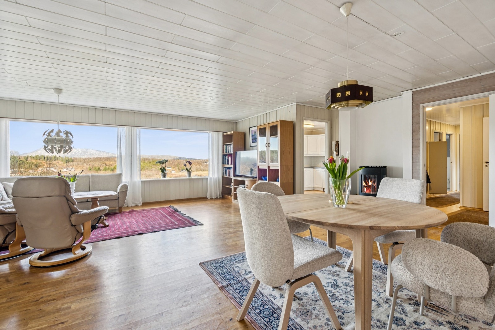 Vedovn sørger for effektiv oppvarming og en hyggelig atmosfære Galleribilde