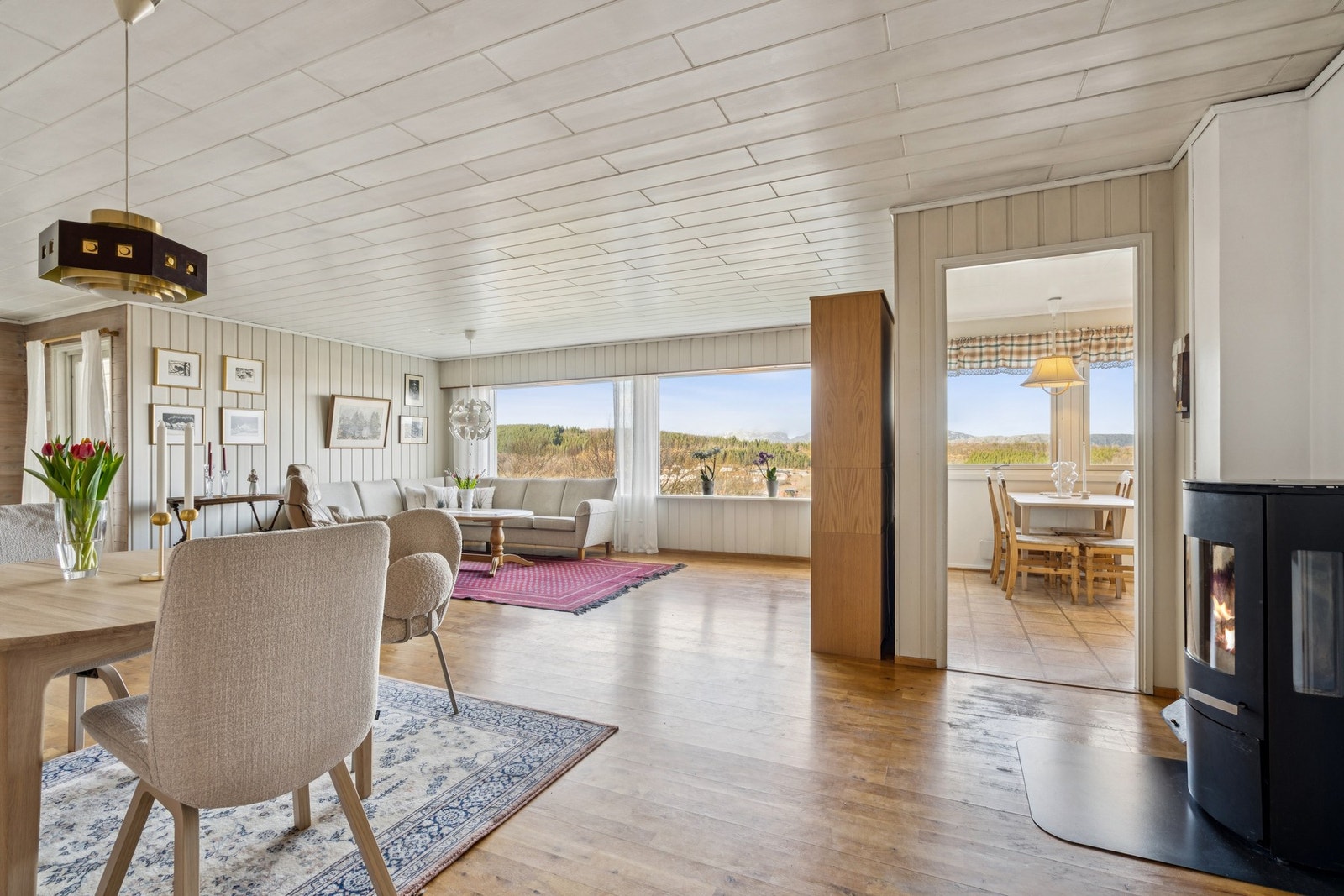 Åpningen mot kjøkkenet skaper en god flyt mellom sonene i oppholdsrommet. Galleribilde