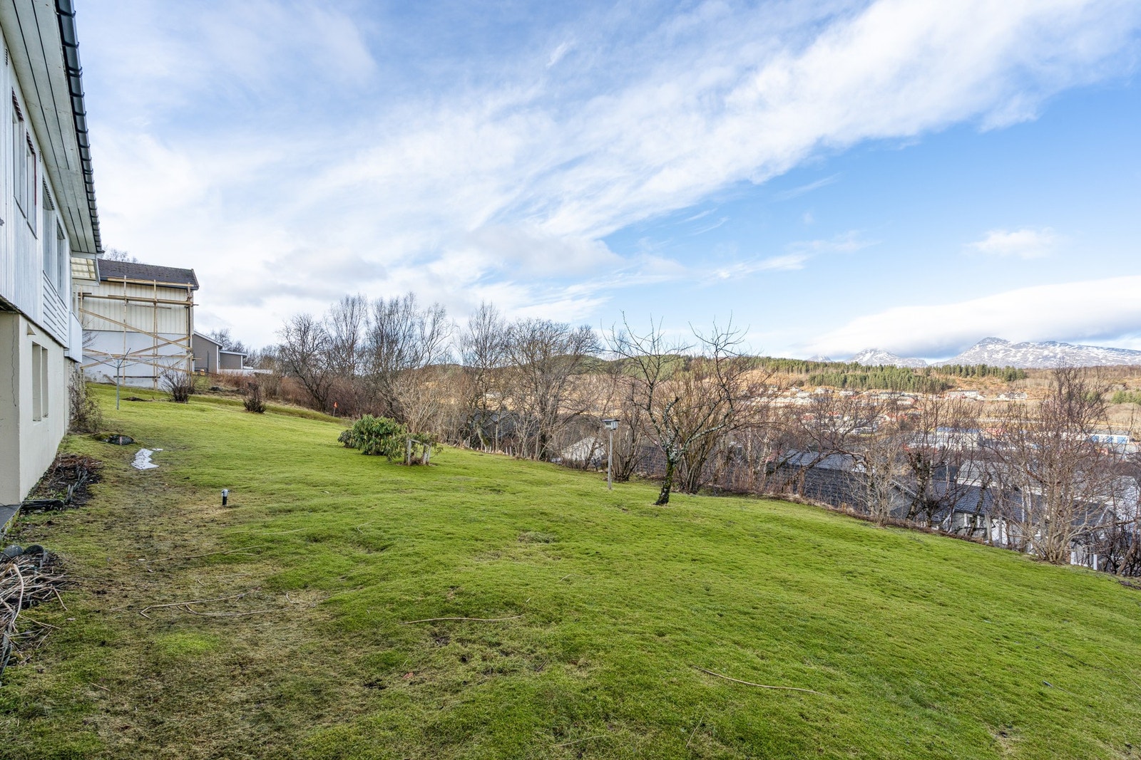 Her er det kort avstand til sentrum av Sandnessjøen med butikker, kafeer og andre servicetilbud. Galleribilde