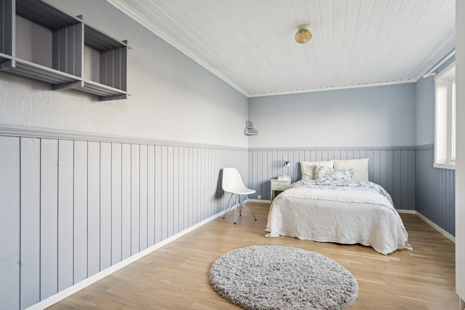 Innredet rom i sokkeletasjen med parkettgulv og varmekabler. Galleribilde