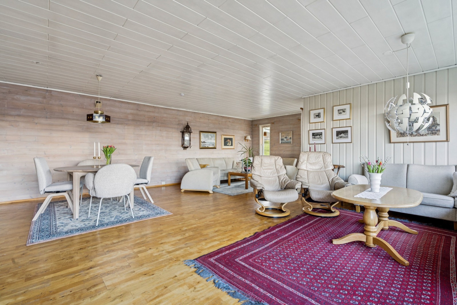 Den romslige stuen ble utvidet i 1982 og gir god plass til både sofagruppe og spisebord. Galleribilde