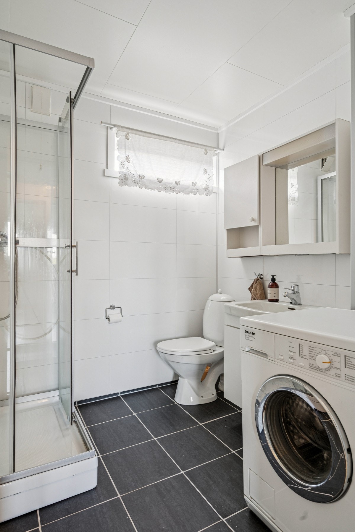 Badet i sokkeletasjen ble pusset opp i 2014 og fungerer også som vaskerom med opplegg for vaskemaskin. Galleribilde