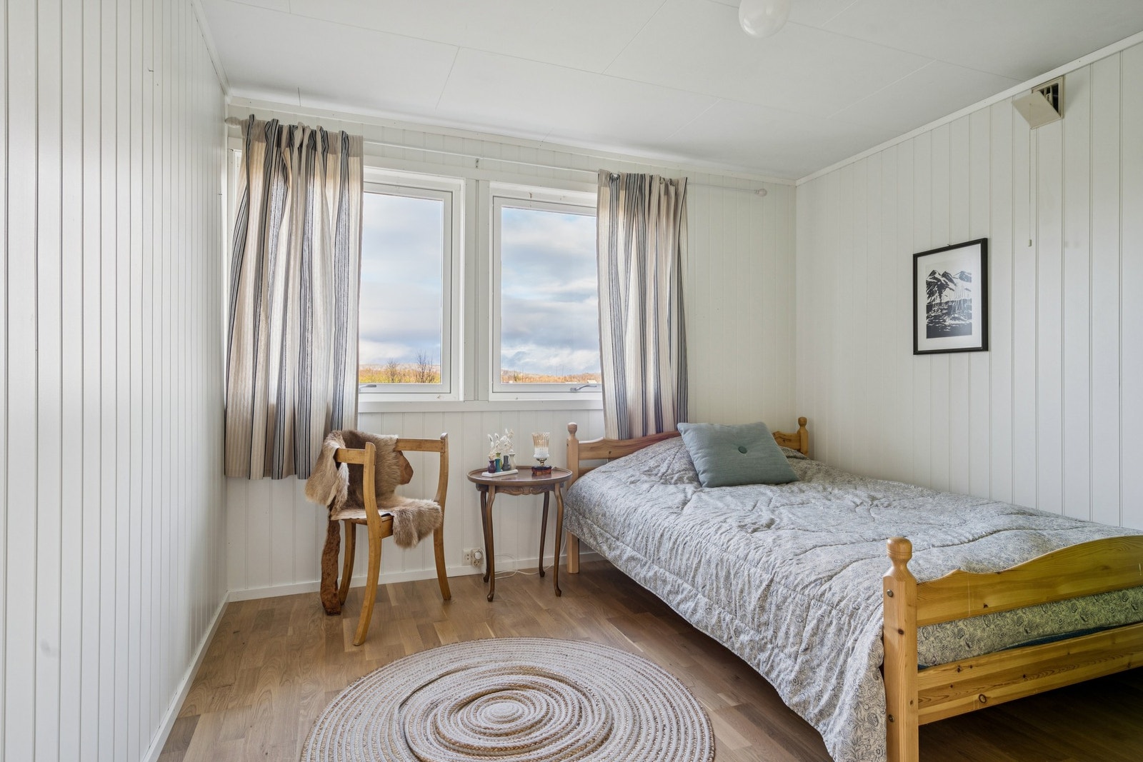 Et annet innredet rom i sokkeletasjen, også dette med parkett og varmekabler i gulvet. Galleribilde