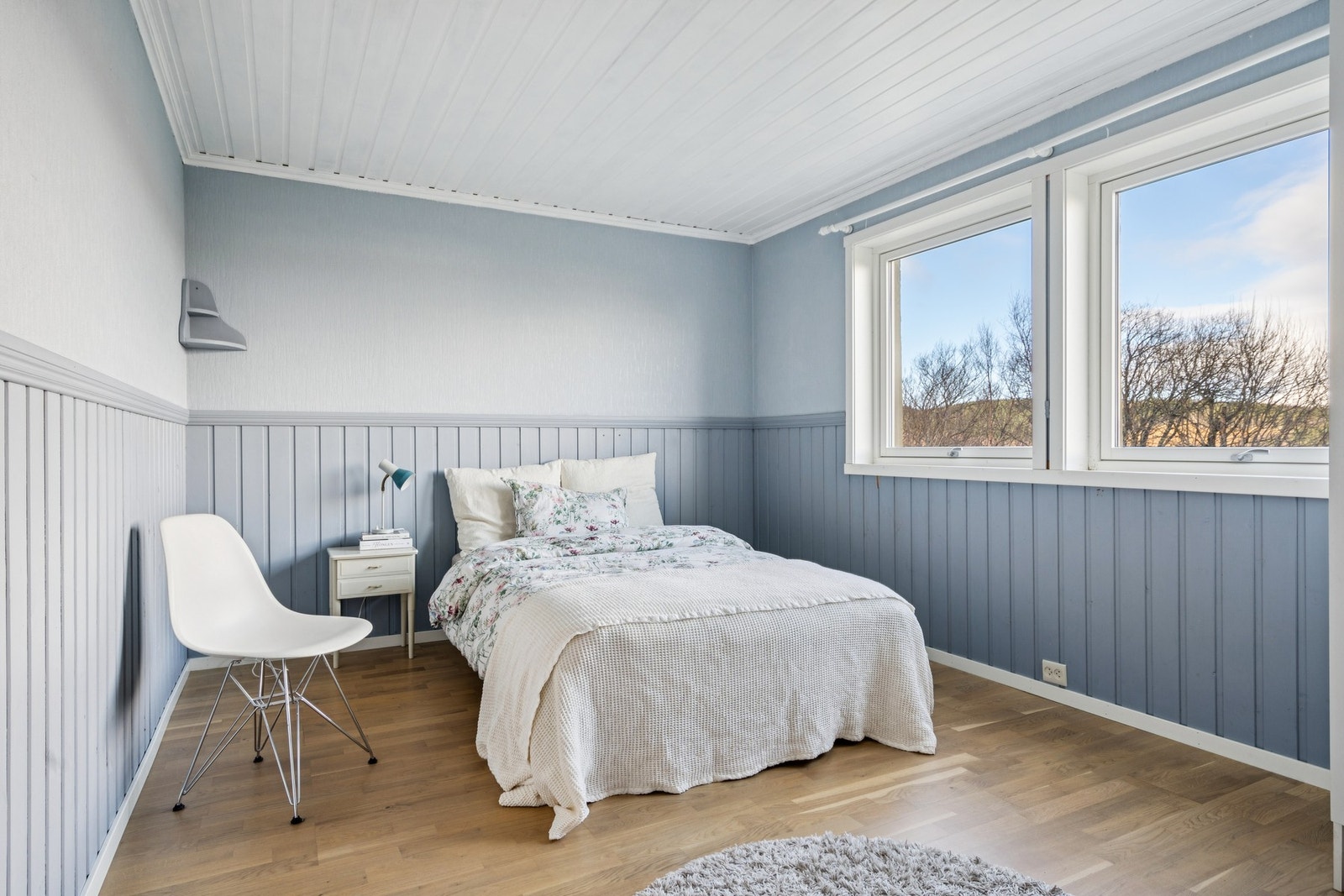 Rommet er lyst og har plass til seng og oppbevaringsmøbler. Galleribilde