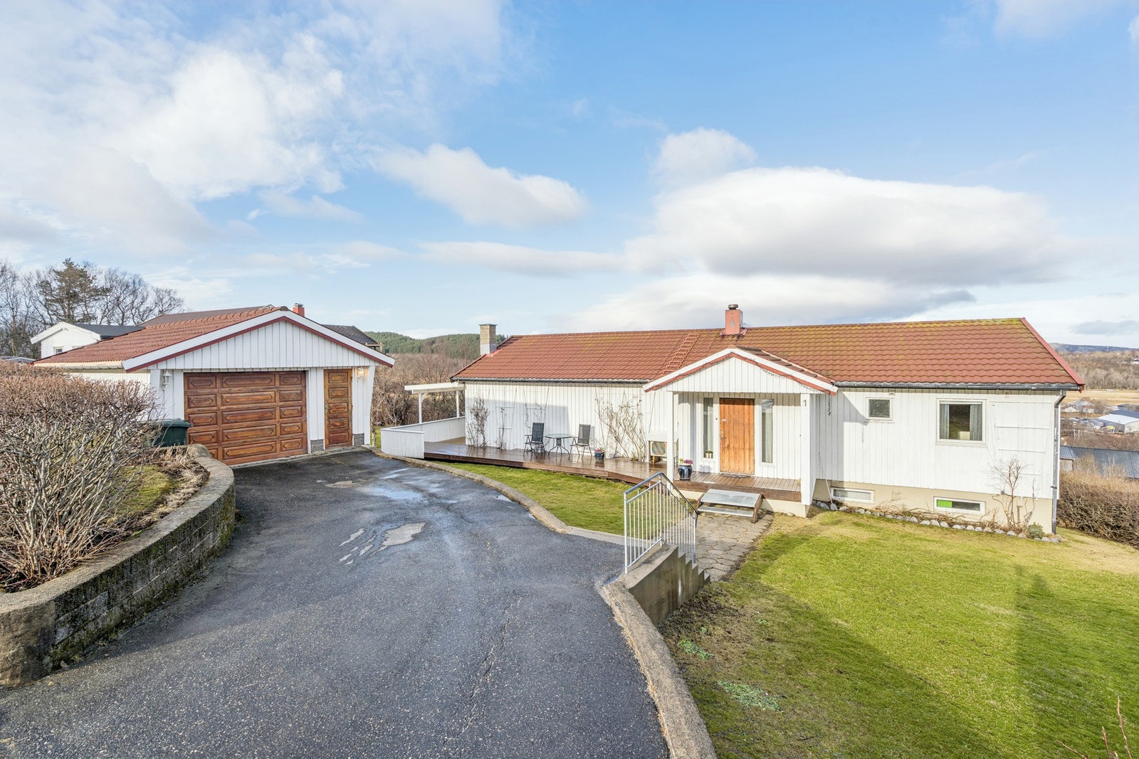 Velkommen til Høgåsveien 1! En velholdt enebolig over to plan med frittstående garasje, beliggende i et etablert boligområde med gode utsikts- og solforhold Galleribilde