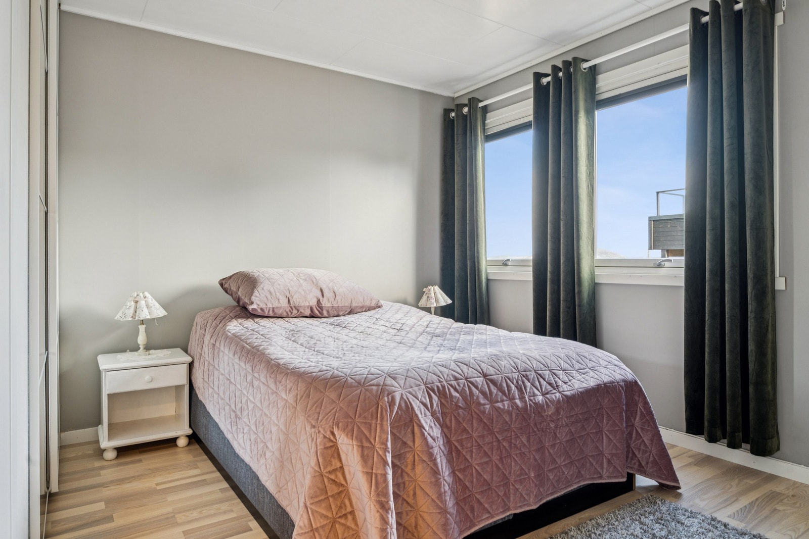 Hovedetasjen inneholder tre soverom. Dette rommet har parkettgulv og malte panelvegger. Galleribilde