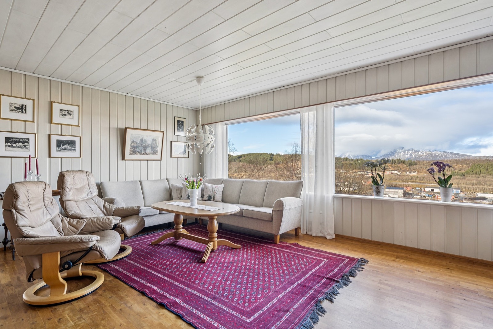 Rommet har en takhøyde på ca. 2,39 meter og er enkelt å møblere etter eget ønske. Galleribilde