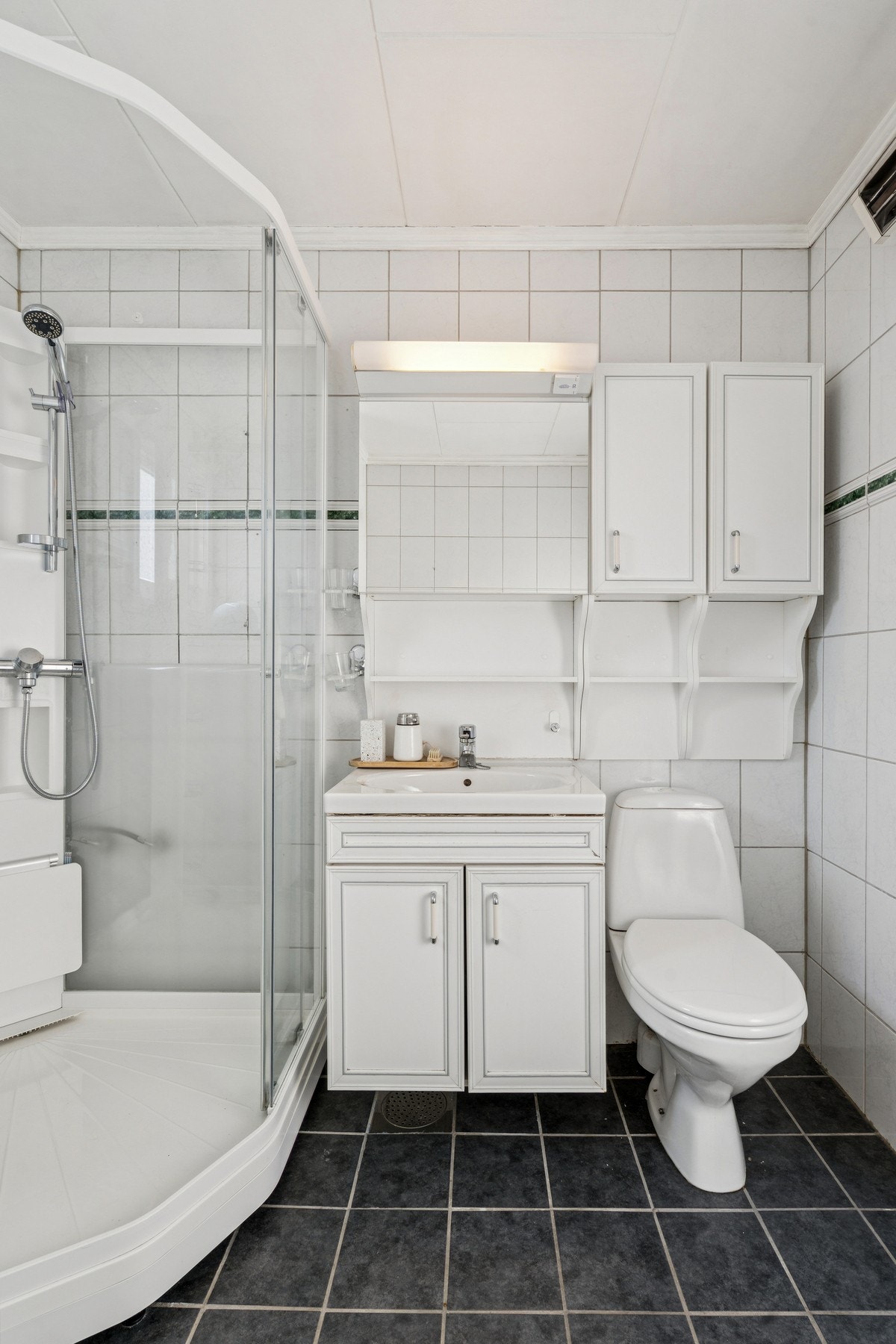 Her er det flislagt gulv med varmekabler, lagt i 2015. Rommet har også mekanisk avtrekksvifte. Galleribilde