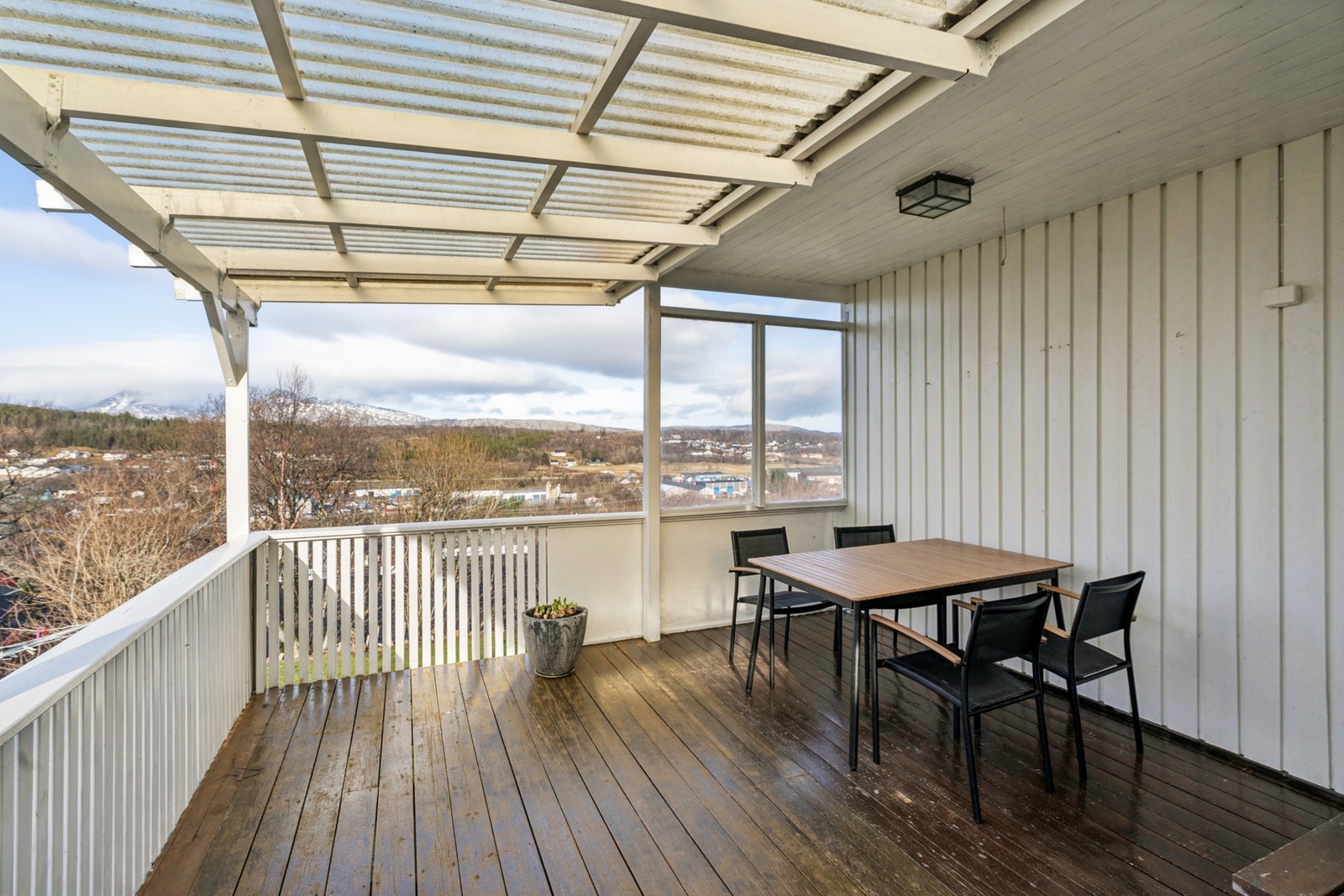 Den takoverbygde terrassen er et lunt og fint uterom med plass til en sittegruppe. Galleribilde