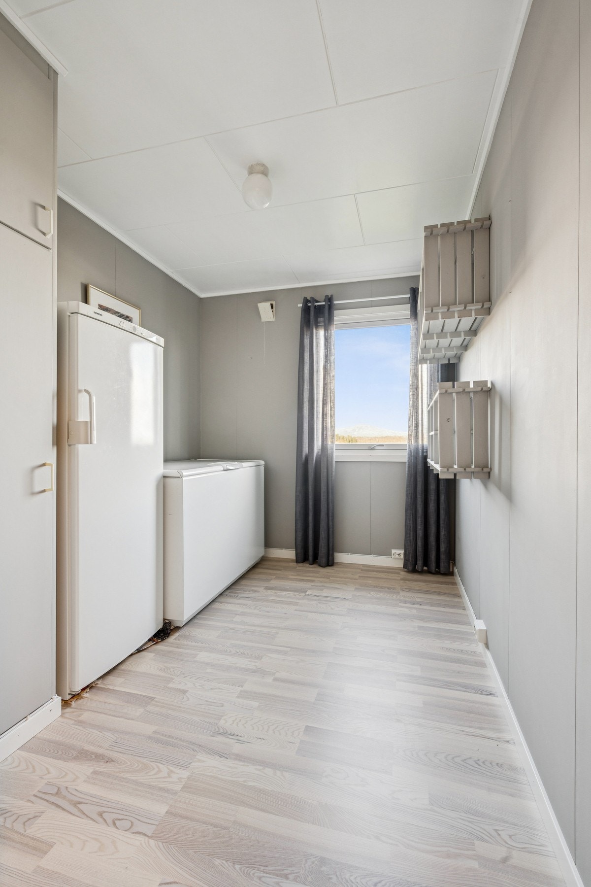 Rommet er godkjent som oppholdsrom og kan brukes etter behov - enten som soverom, kontor eller walk-in-closet. Galleribilde