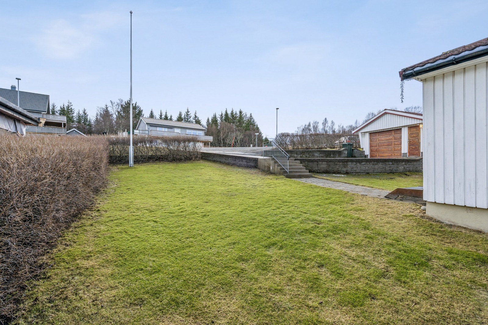 Området er beskrevet som trygt og godt, med lite trafikk og støy. Galleribilde