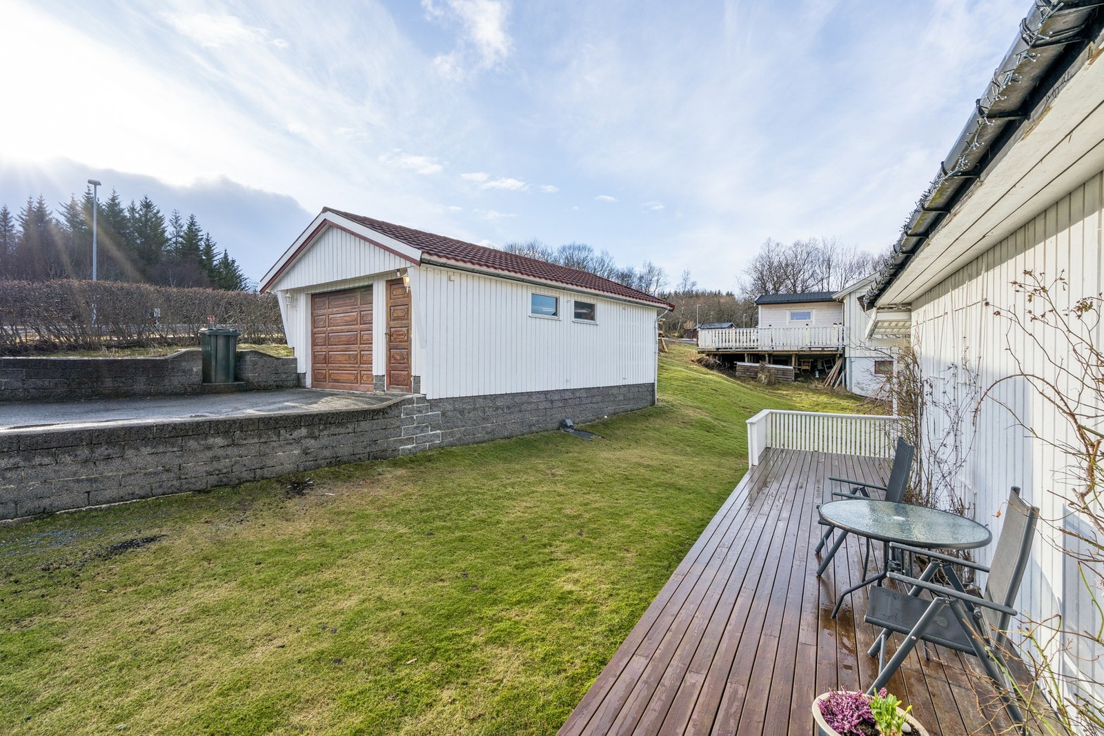 Solrik krok med plass til å nyte både morgen- og formiddagskaffen. Robotgressklipper fra Husqvarna følger med i salget. Galleribilde