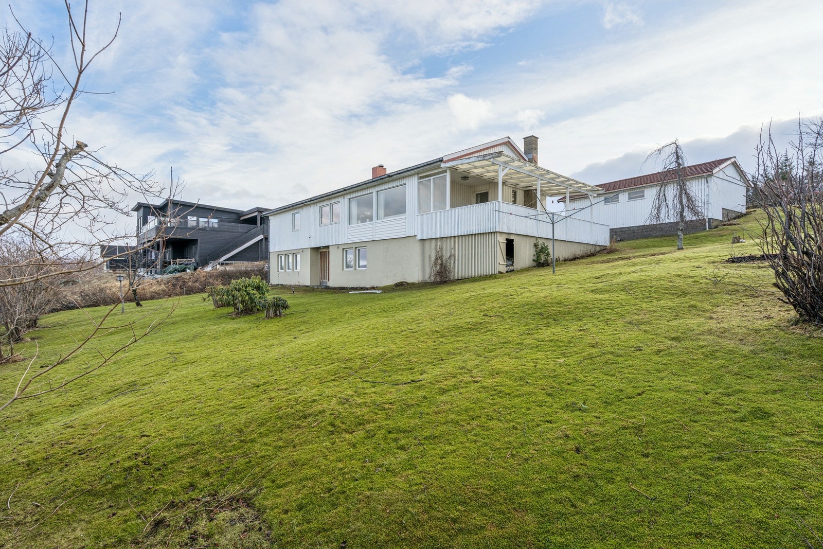 Boligen ble oppført i 1971 og tilbygd i 1982 Galleribilde