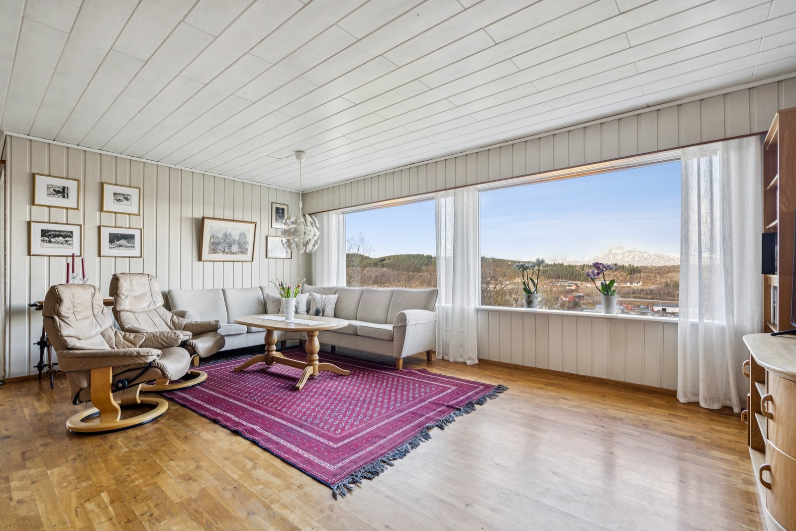 Store vindusflater gir rikelig med naturlig lys og utsikt over nærområdet. Galleribilde