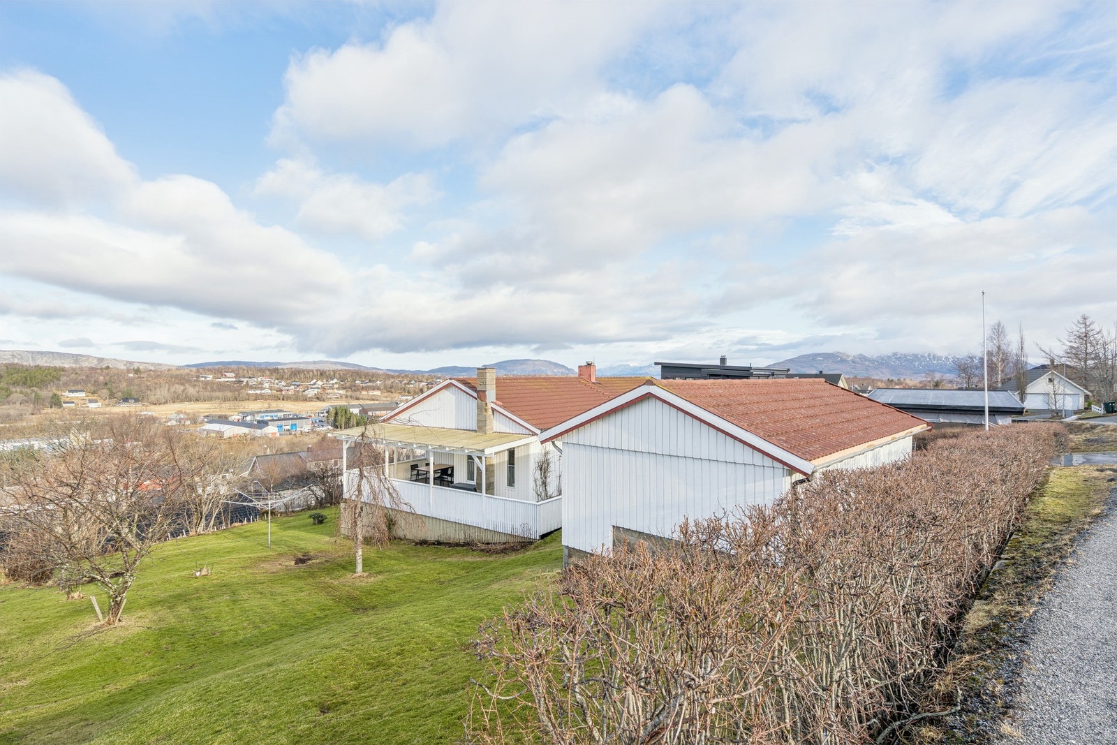 Eiendommen ligger høyt og fritt i et barnevennlig nabolag. Galleribilde