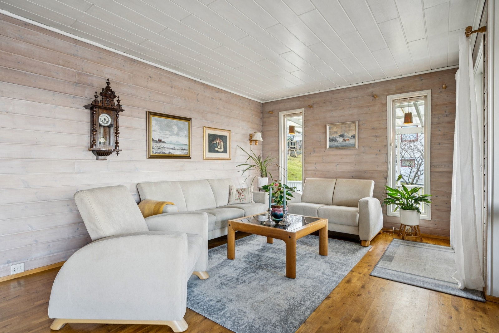 Fra stuen er det direkte utgang til en takoverbygget, sørvestvendt terrasse på ca. 22,5 m². Galleribilde