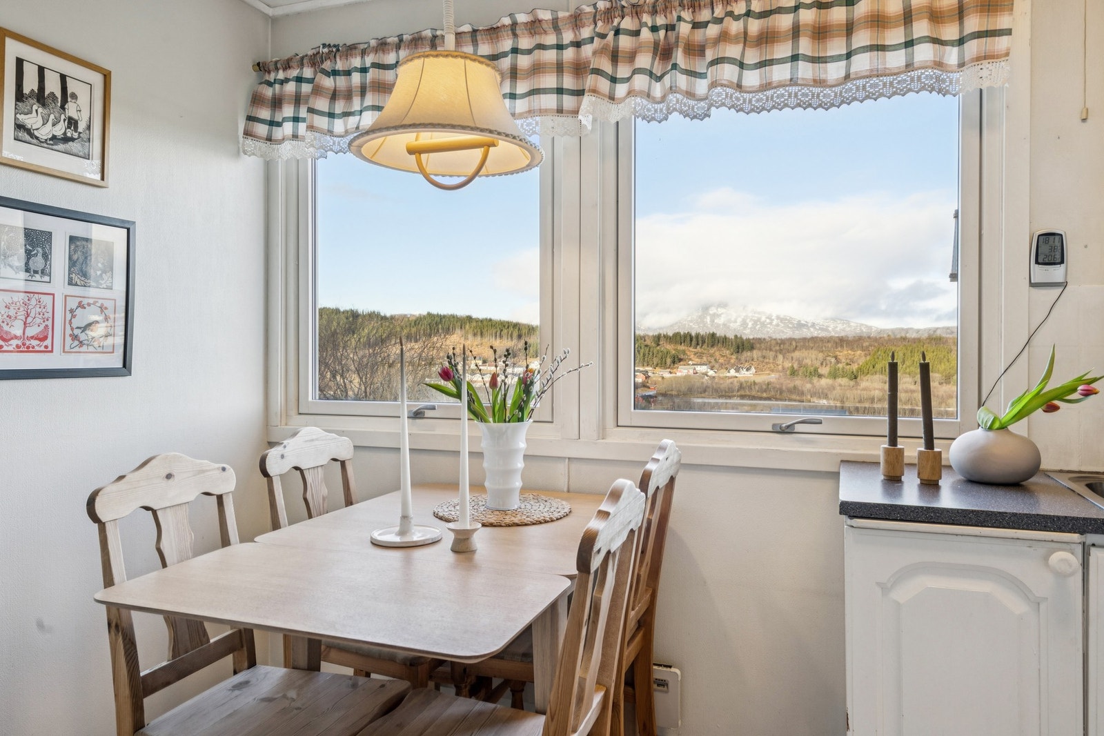 Fra kjøkkenvinduet har man utsikt mot fjellene i området. Galleribilde