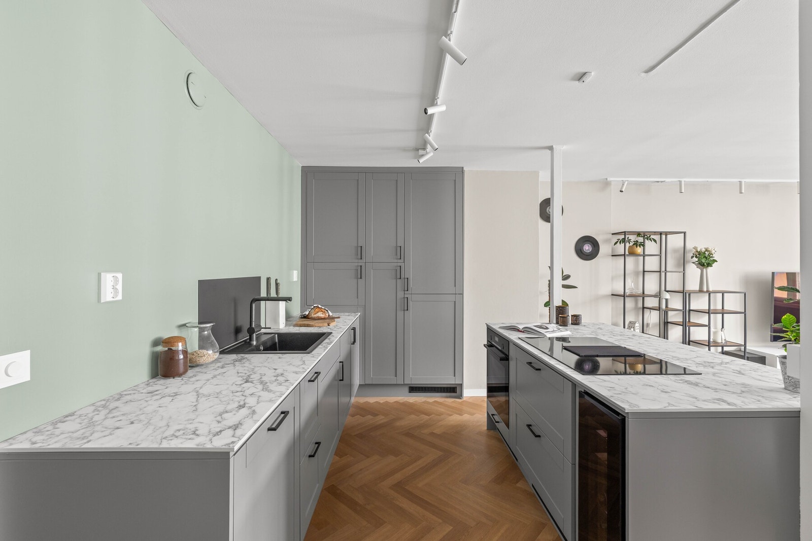 Det er kjøl/fryseskap, oppvaskmaskin, induksjonstopp, stekeovn, vannstoppsystem, komfyrvakt og vinskap. Galleribilde