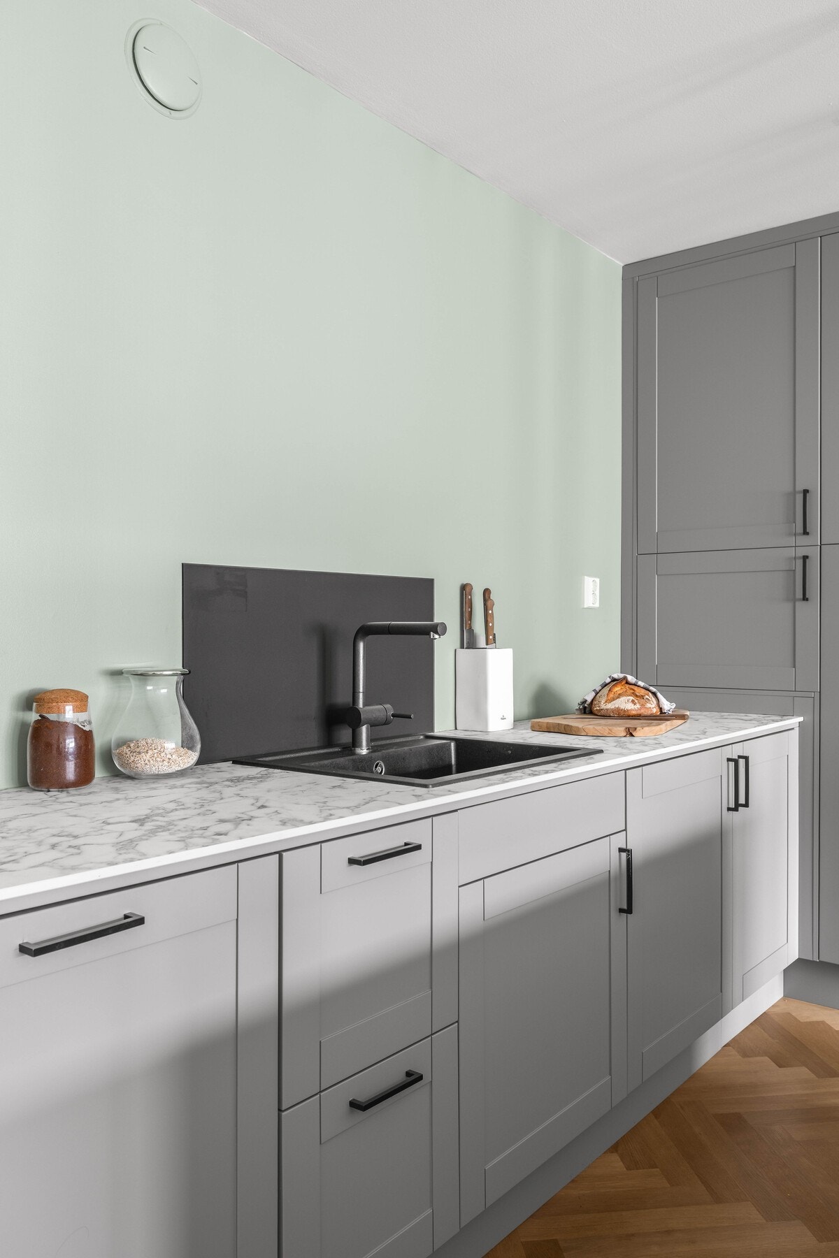 Varmtvannstanken er på ca. 120 liter, innbygget i kjøkkenbenk. Galleribilde