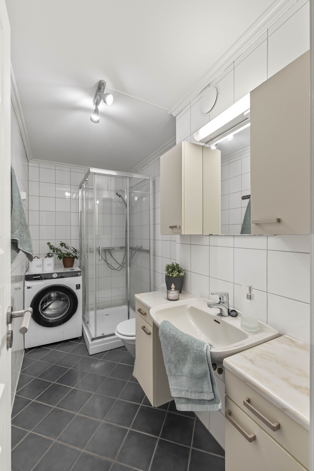 Badet har servant, toalett, dusjkabinett og opplegg for
vaskemaskin. Nytt dusjkabinett i 2024. Galleribilde