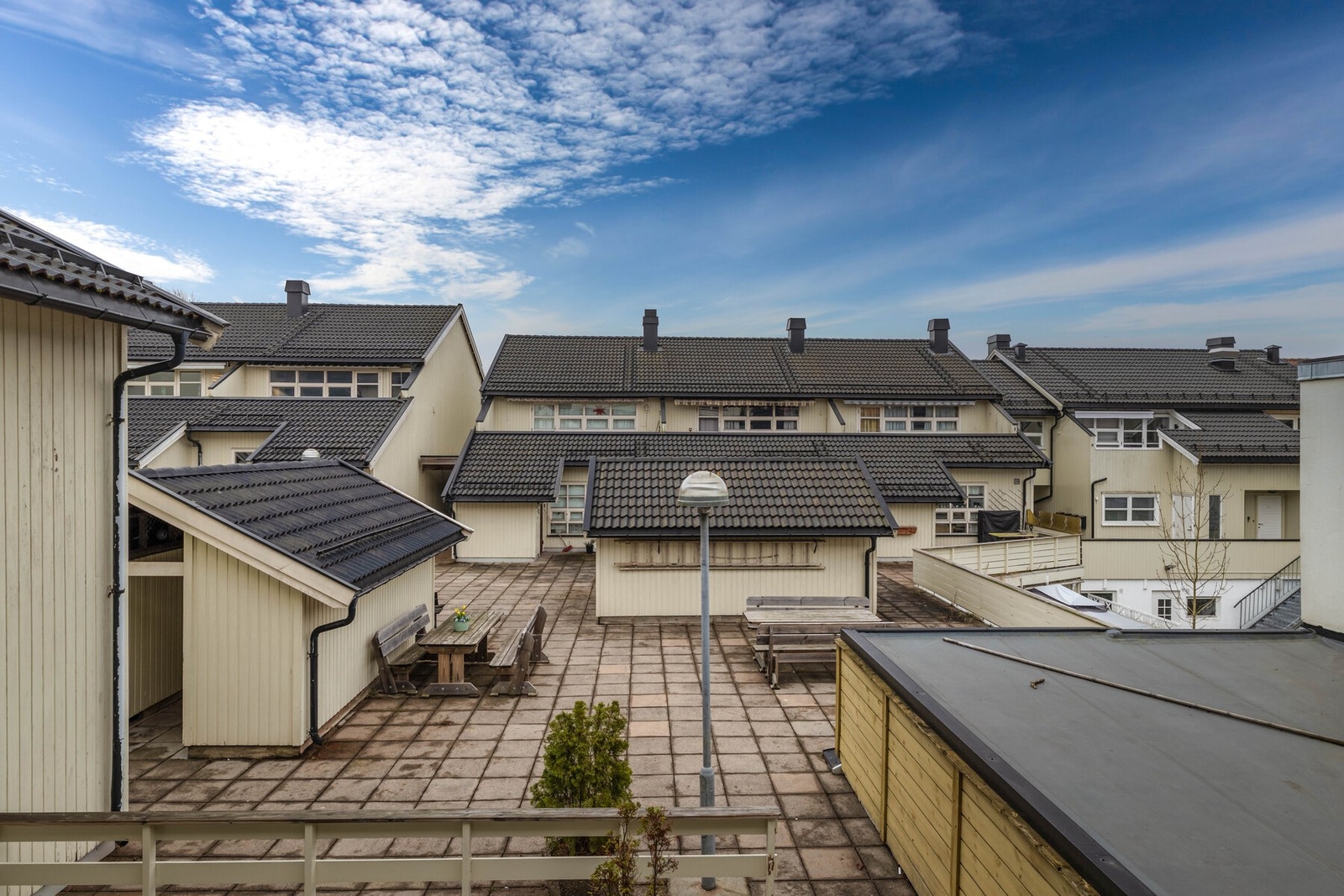 Velkommen til en lys og romslig leilighet, plassert sentralt i byens hjerte. Galleribilde