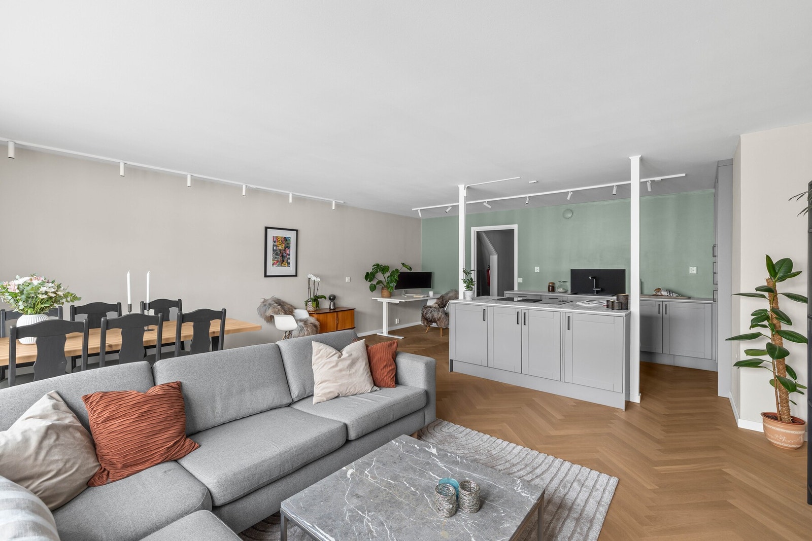 Innvendig er det gulv av parkett. Veggene har malte plater og betong. Galleribilde