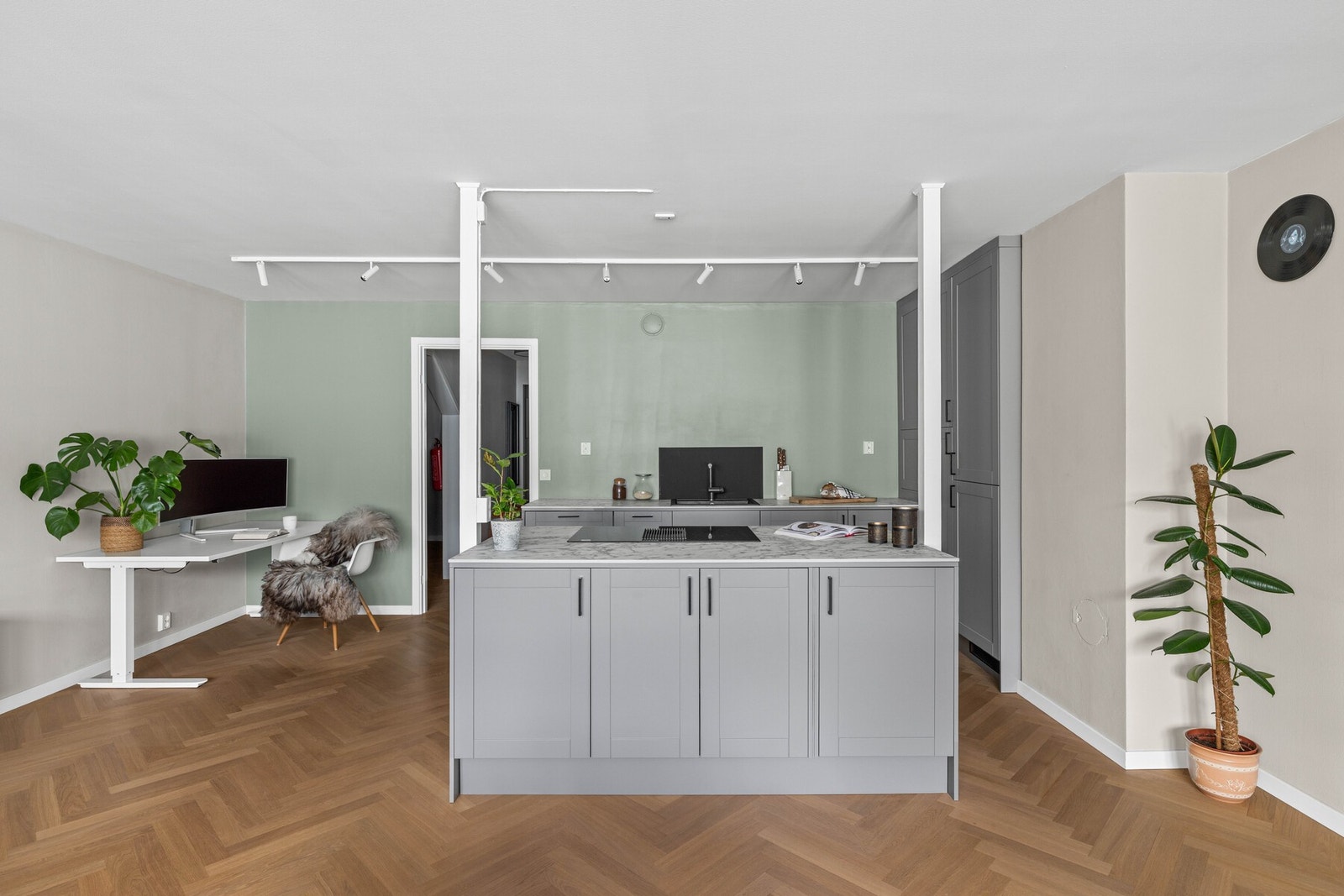 Kjøkkenet har innredning med glatte fronter. Benkeplaten er av kompaktlaminat. Galleribilde