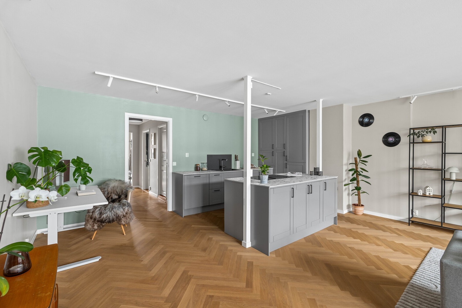 Romslig stue med åpen kjøkkenløsning, god plass til spiseområde, TV-stue og kjøkkenøy. Galleribilde