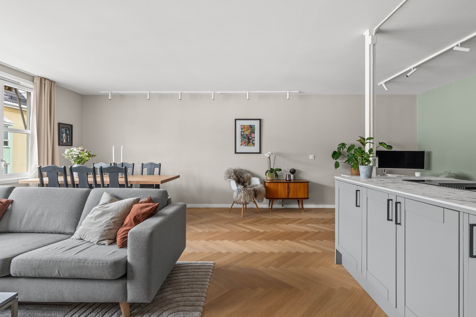 Boligen har naturlig ventilasjon. Spalteventiler i vinduer. El panelovner, nye i 2021. Galleribilde