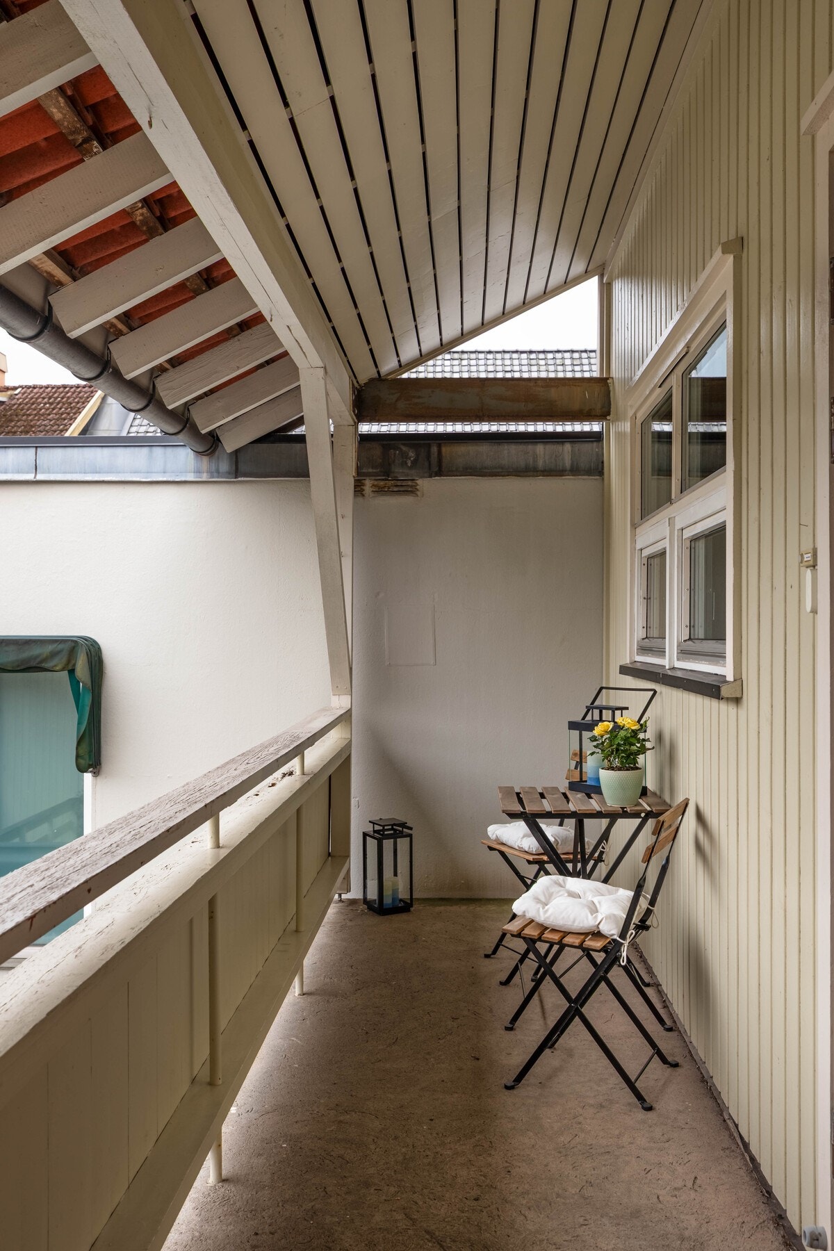 Leiligheten disponerer hyggelig uteplass utenfor inngangspartiet. Galleribilde