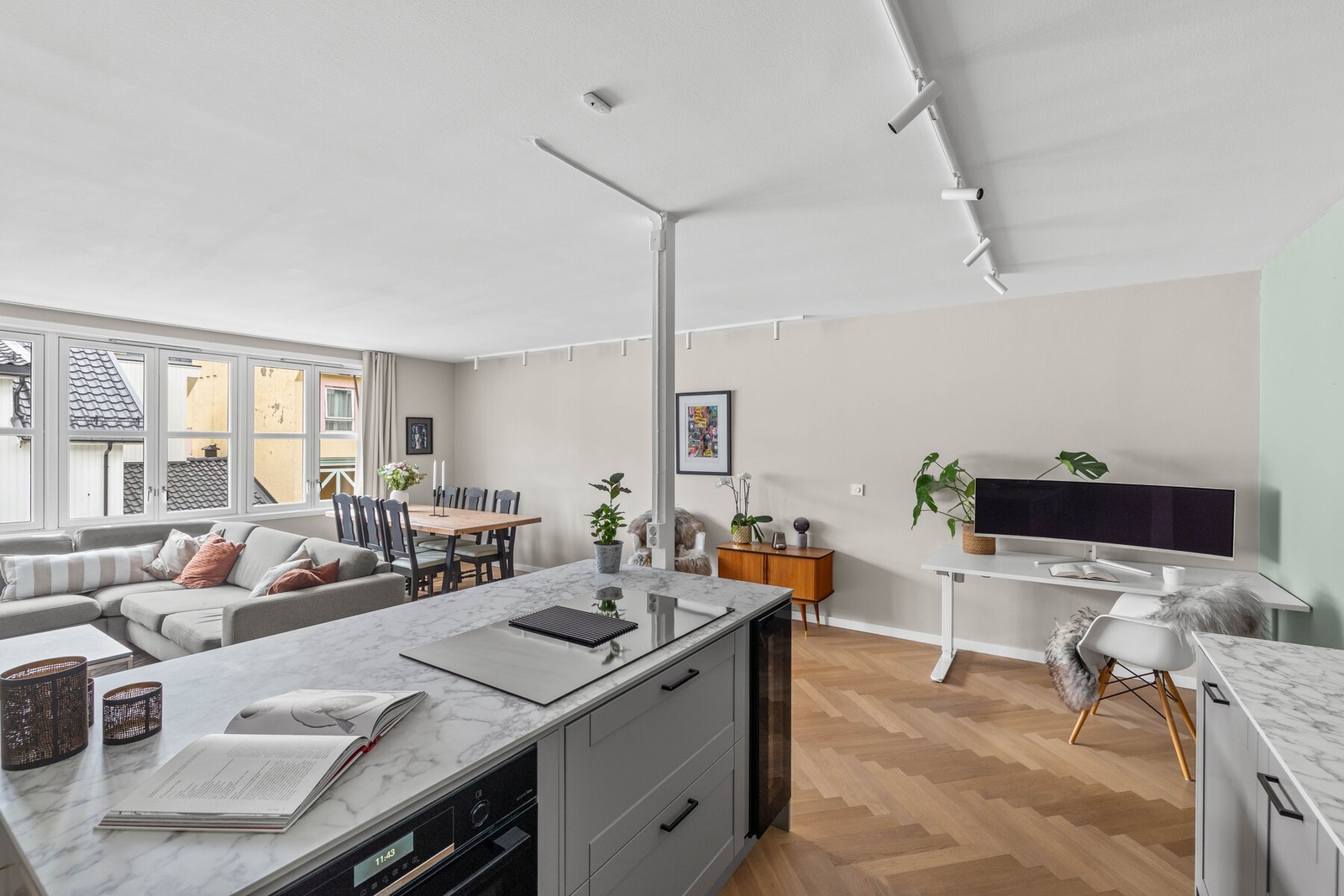 Det er kjøkkenventilator med kullfilter kombinert med platetopp. Galleribilde