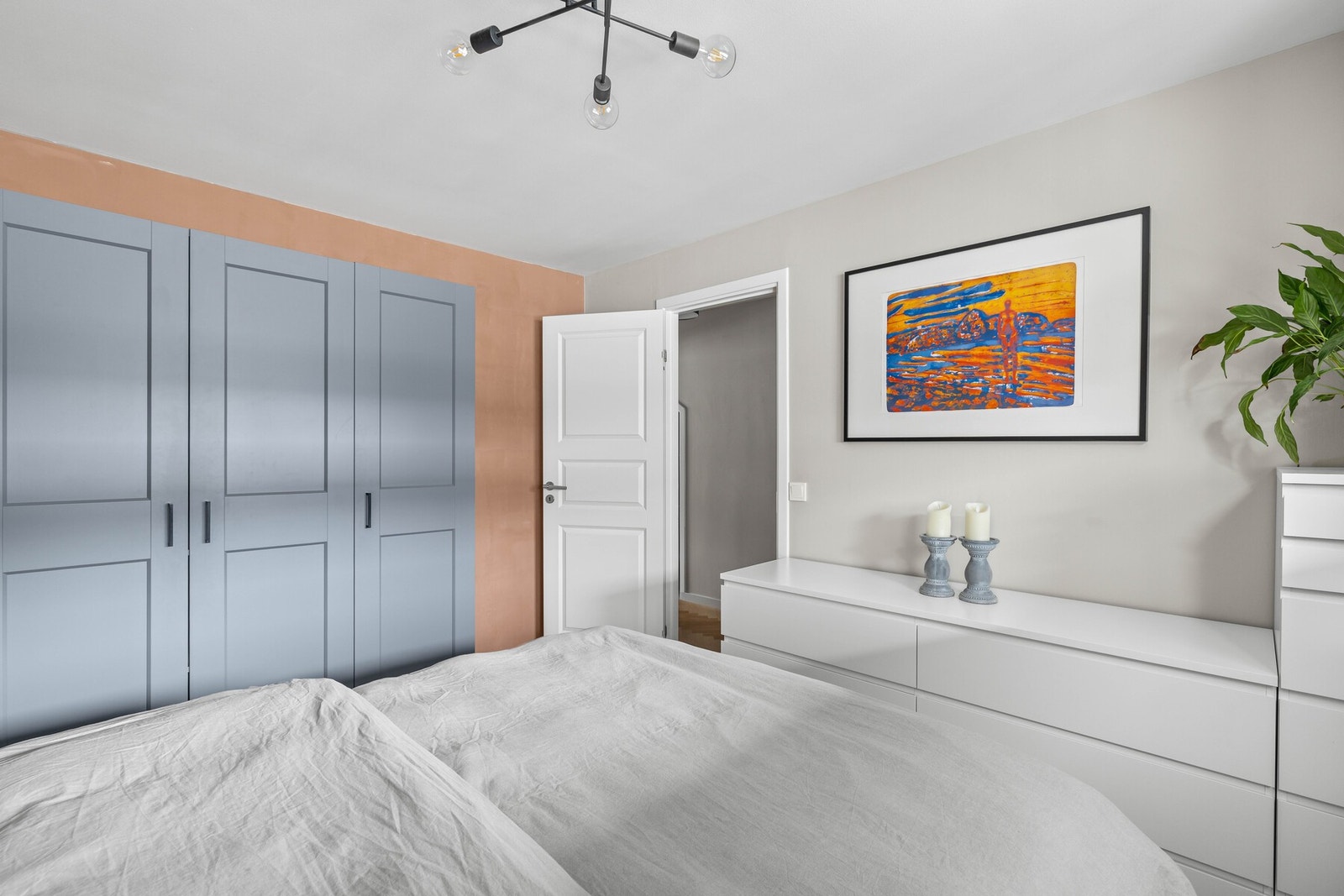 Soveromme har god plass til garderobe og oppbevaring. Galleribilde