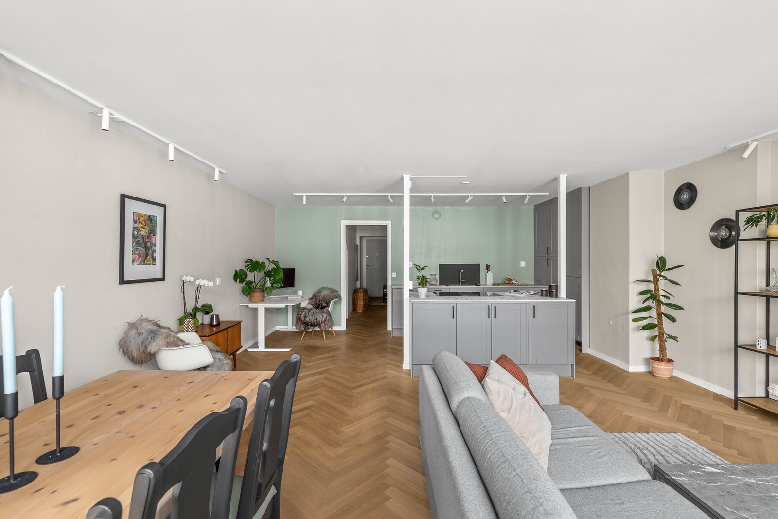 Malt betong i himling alle rom . Nye gulvoverflater i 2021. Malt overflater 2021. Galleribilde