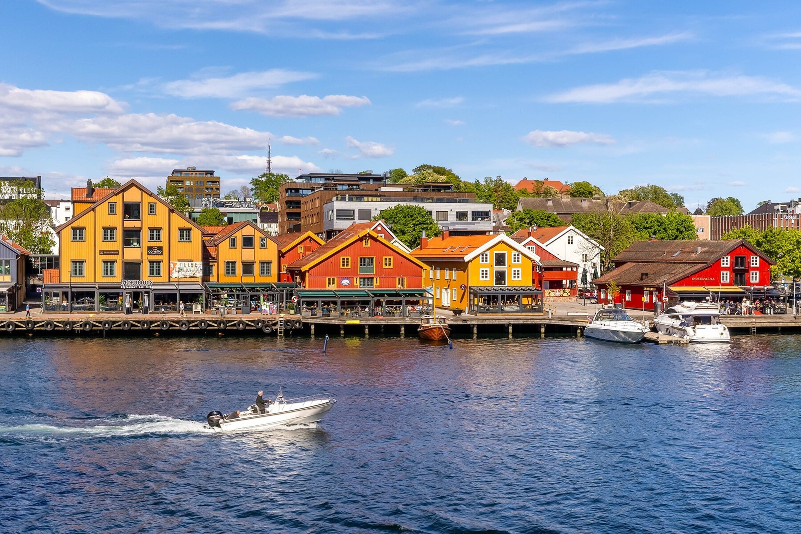 Tønsberg brygge med alle sine fine restauranter. Galleribilde