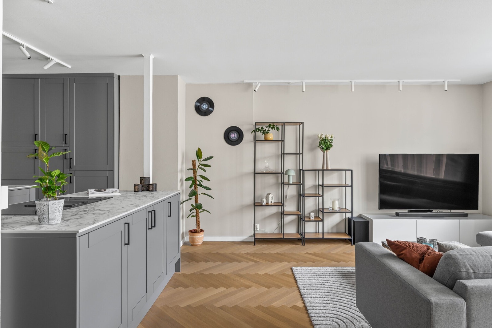 Lys og romslig stue med god takhøyde og store vindusflater Galleribilde