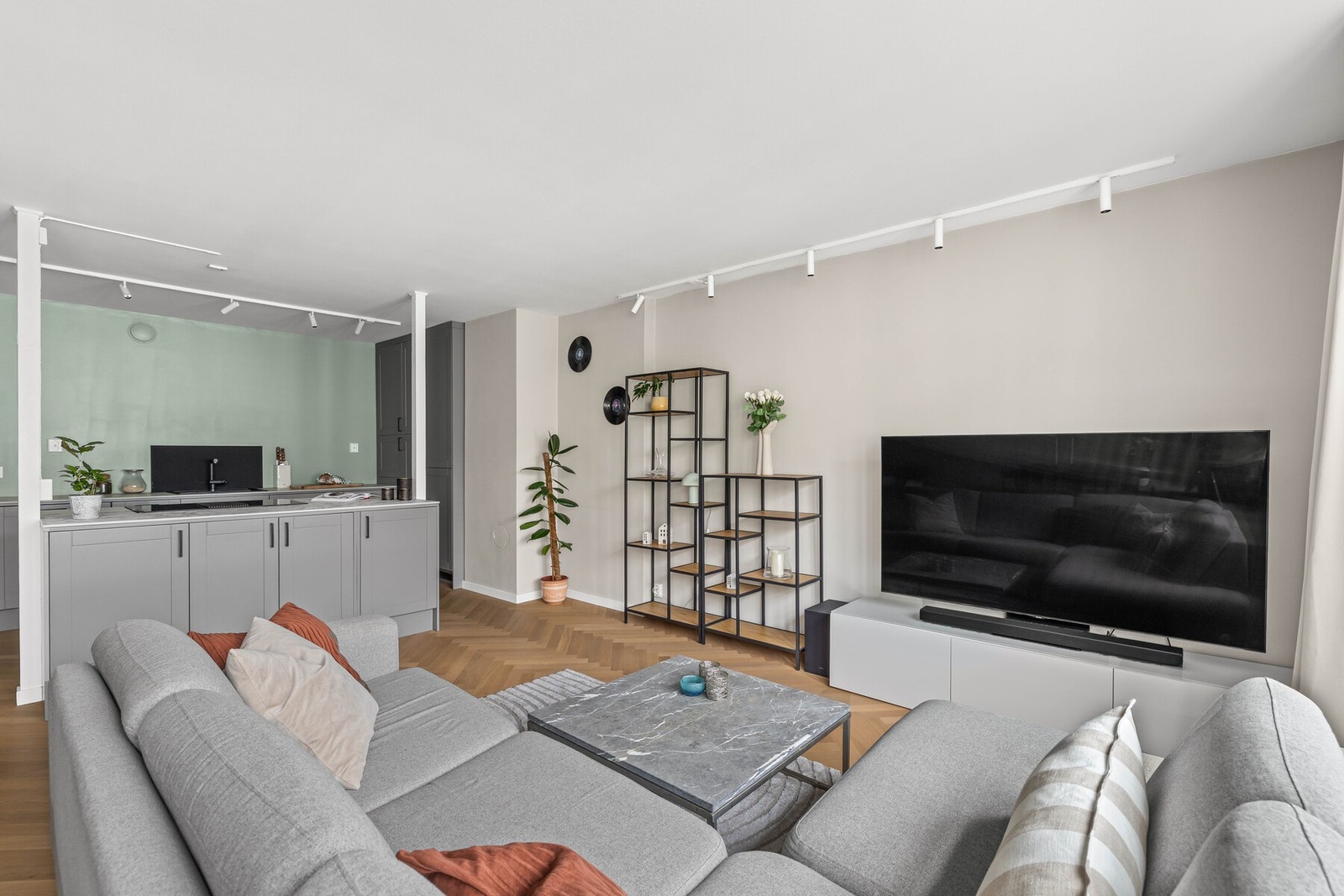 Stilren stue med plass til både sofagruppe og spisebord Galleribilde