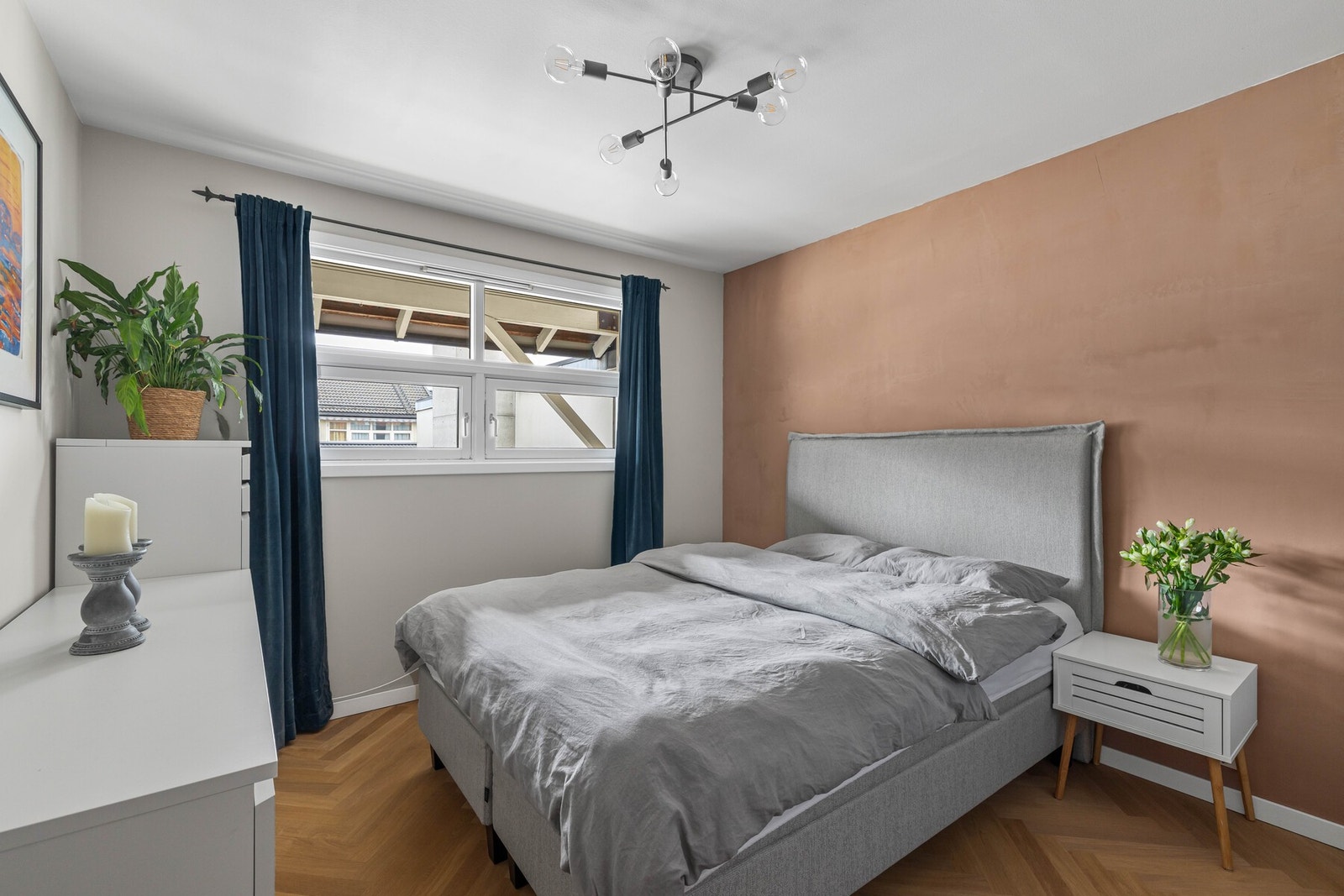 Soverommet er utført i delikate farger, opplyst av naturlig lys. Galleribilde