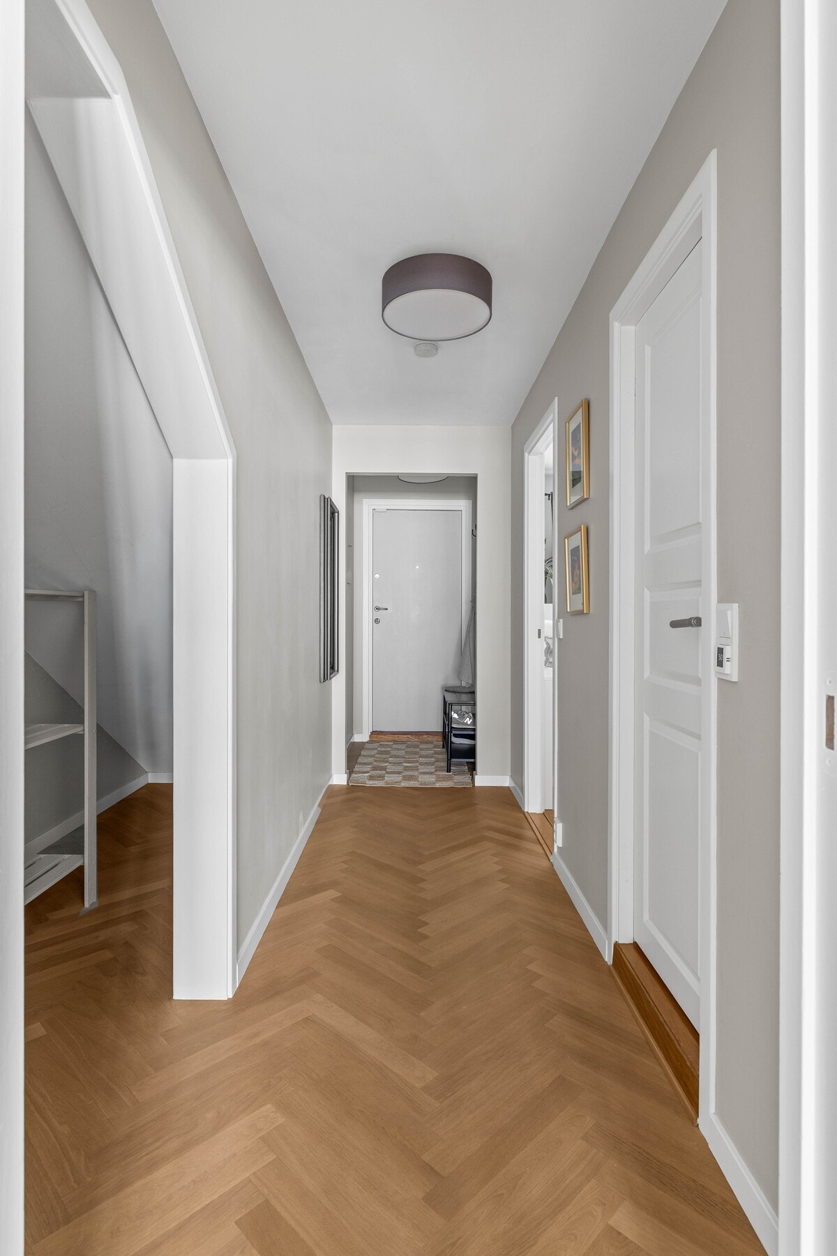 Lys og fin gang med garderobeløsning. Galleribilde