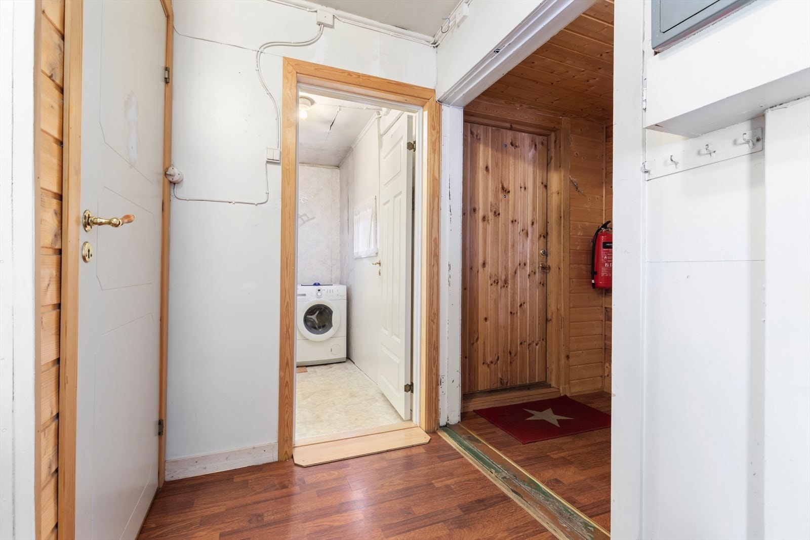 Boligen er å anse som et renoveringsobjekt/investeringsobjekt her entre i hovedetasjen Galleribilde