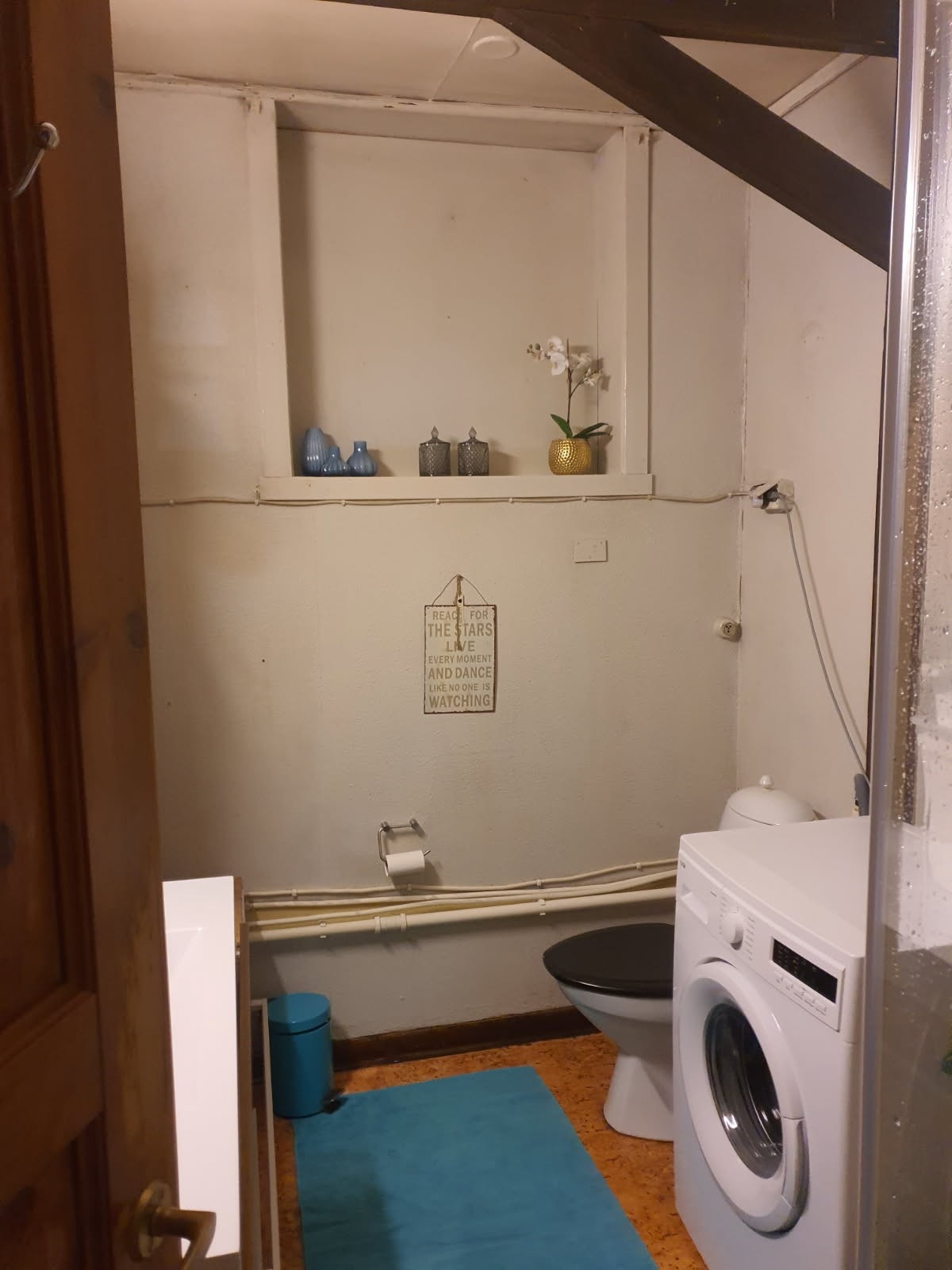 Selgers bilde av baderom i underetasje, kombinert med vaskerom Galleribilde