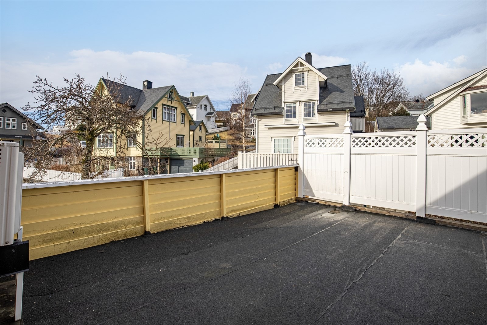 Loftsetasjen har tilgang til solrik terrasse Galleribilde
